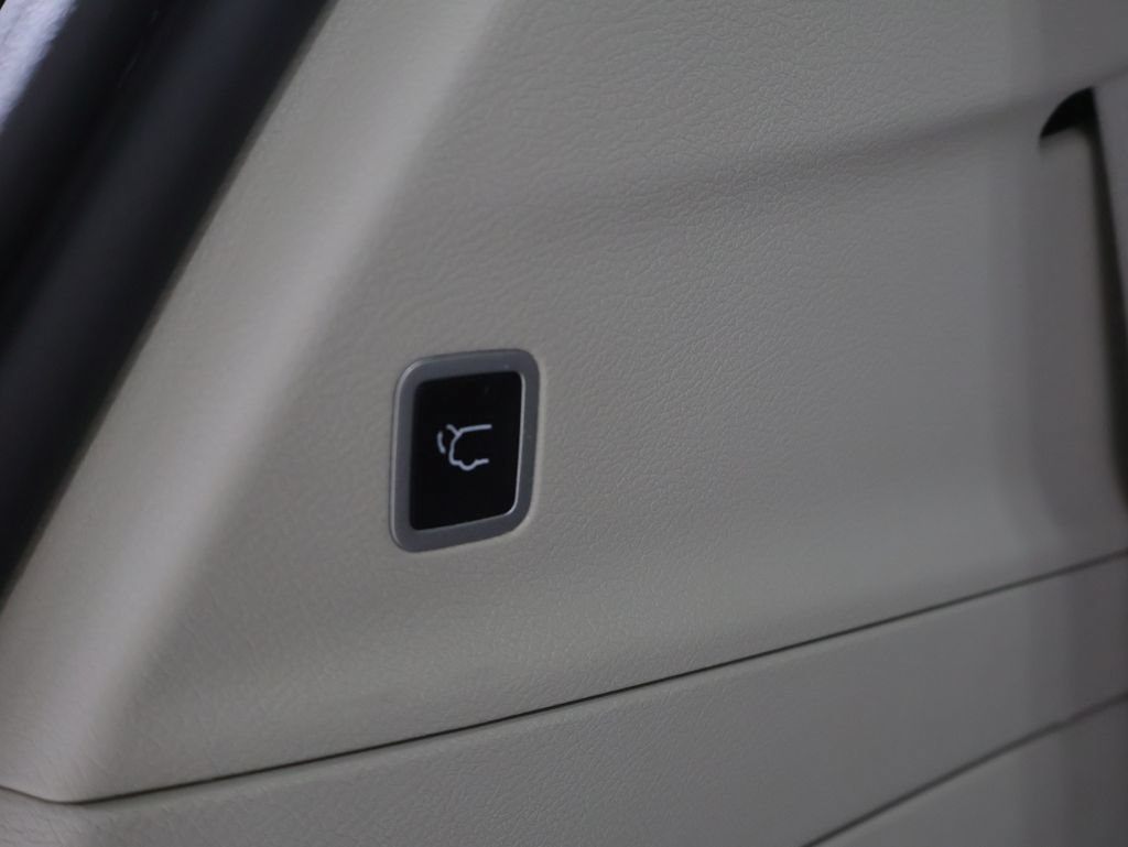 Certified 2023 Chrysler Voyager LX FWD image 21