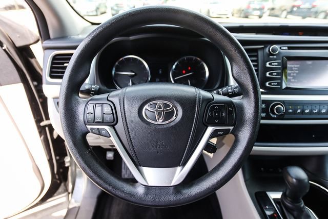 Used 2014 Toyota Highlander LE AWD/4WD image 21