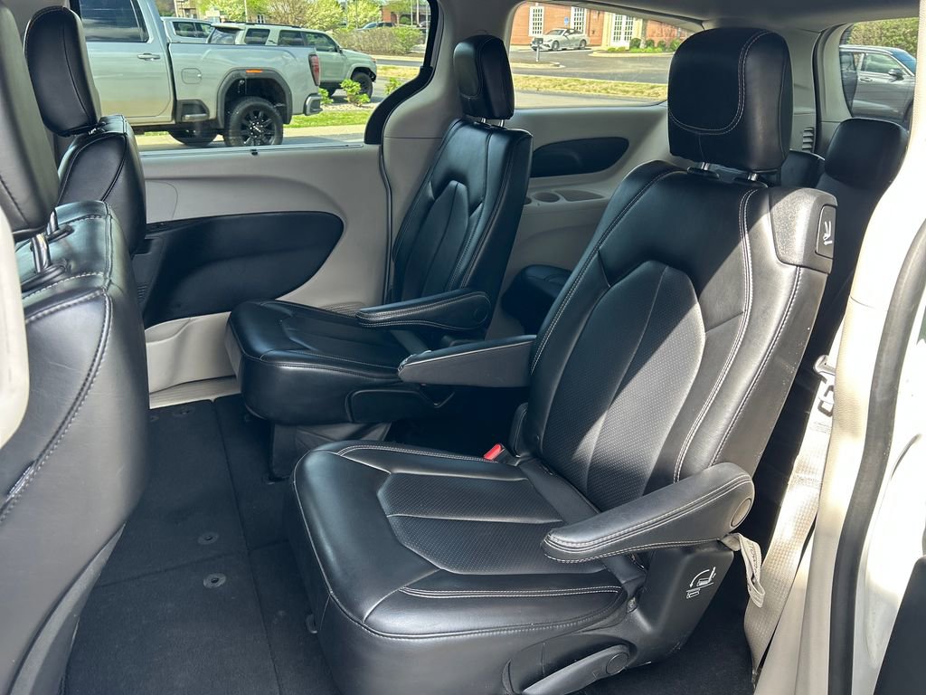 Used 2023 Chrysler Pacifica Touring-L image 26