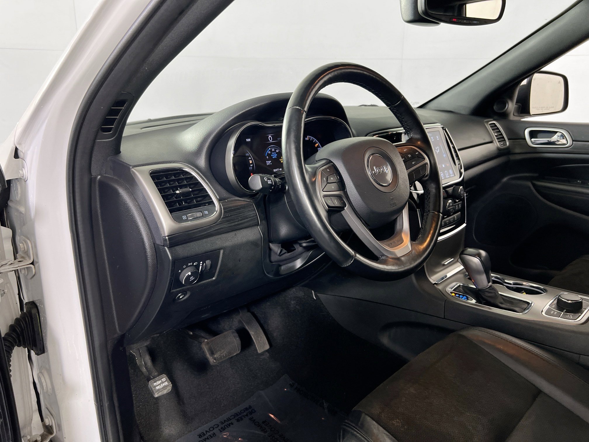 Used 2022 Jeep Grand Cherokee Laredo X image 9