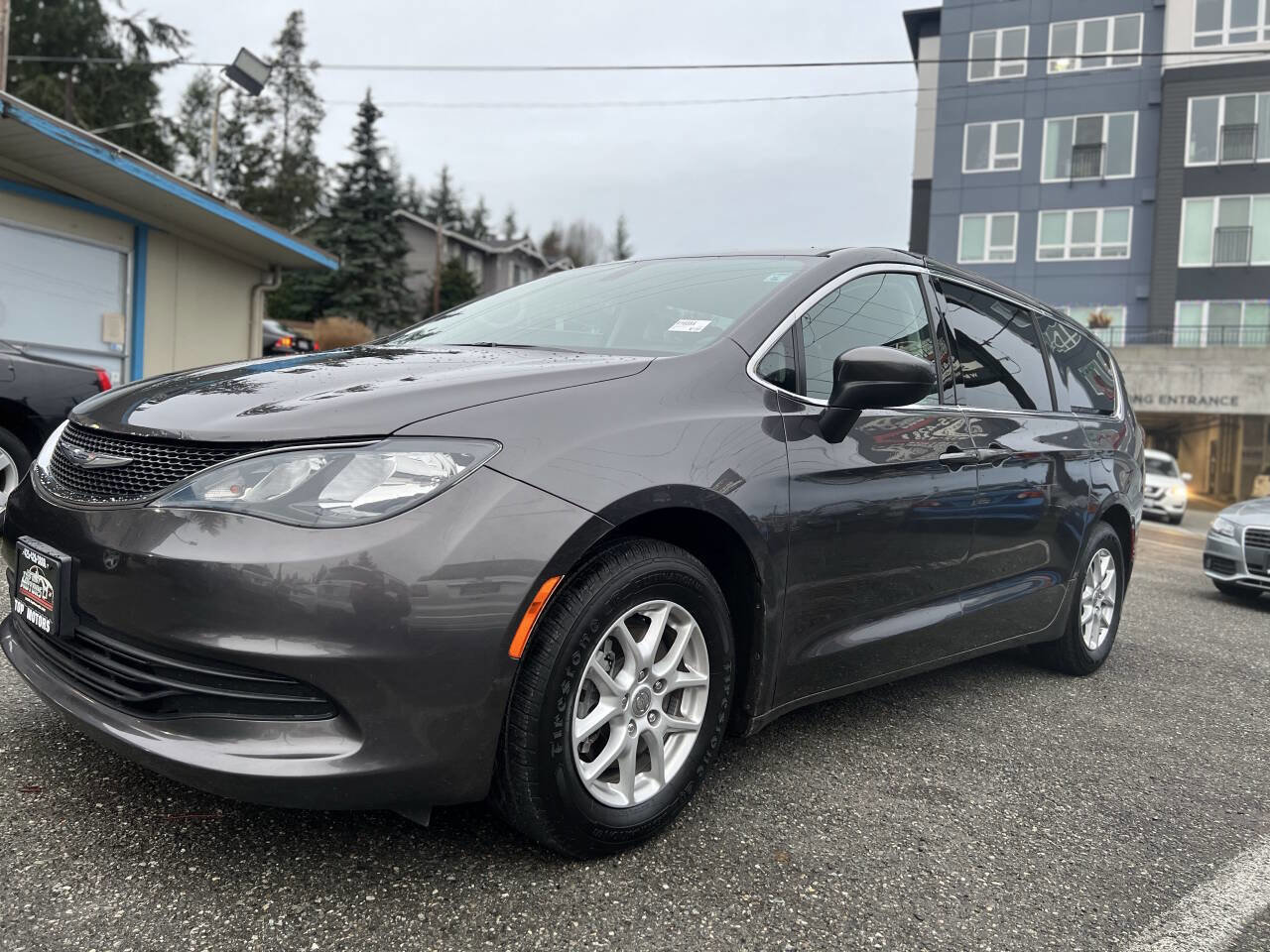 Used 2017 Chrysler Pacifica Touring image 9
