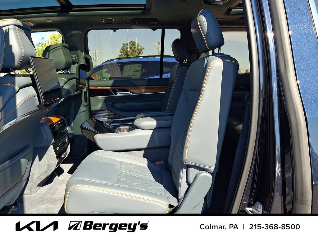Used 2023 Jeep Grand Wagoneer Series III w/ Rear Seat Video Group 1 AWD/4WD image 12