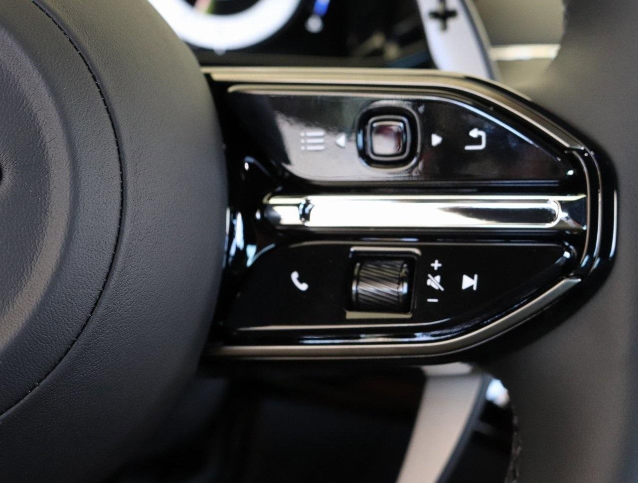 Used 2025 Aston Martin V8 Vantage Coupe image 17