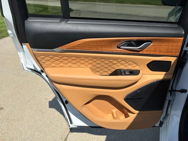 Used 2025 Jeep Grand Cherokee Summit AWD/4WD image 26