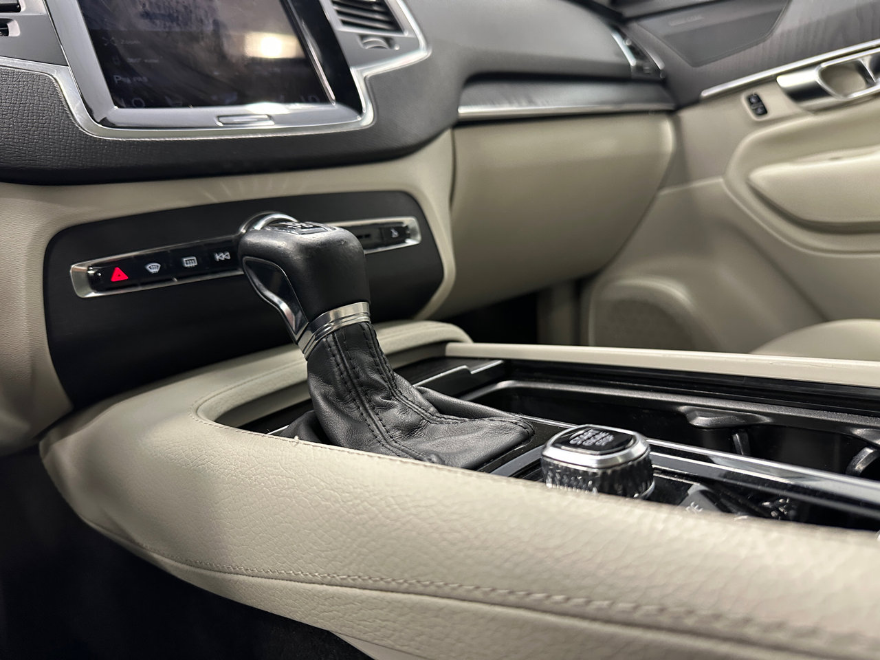 Used 2020 Volvo XC90 T5 Momentum image 44