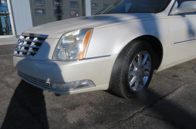 Used 2010 Cadillac DTS Luxury image 32
