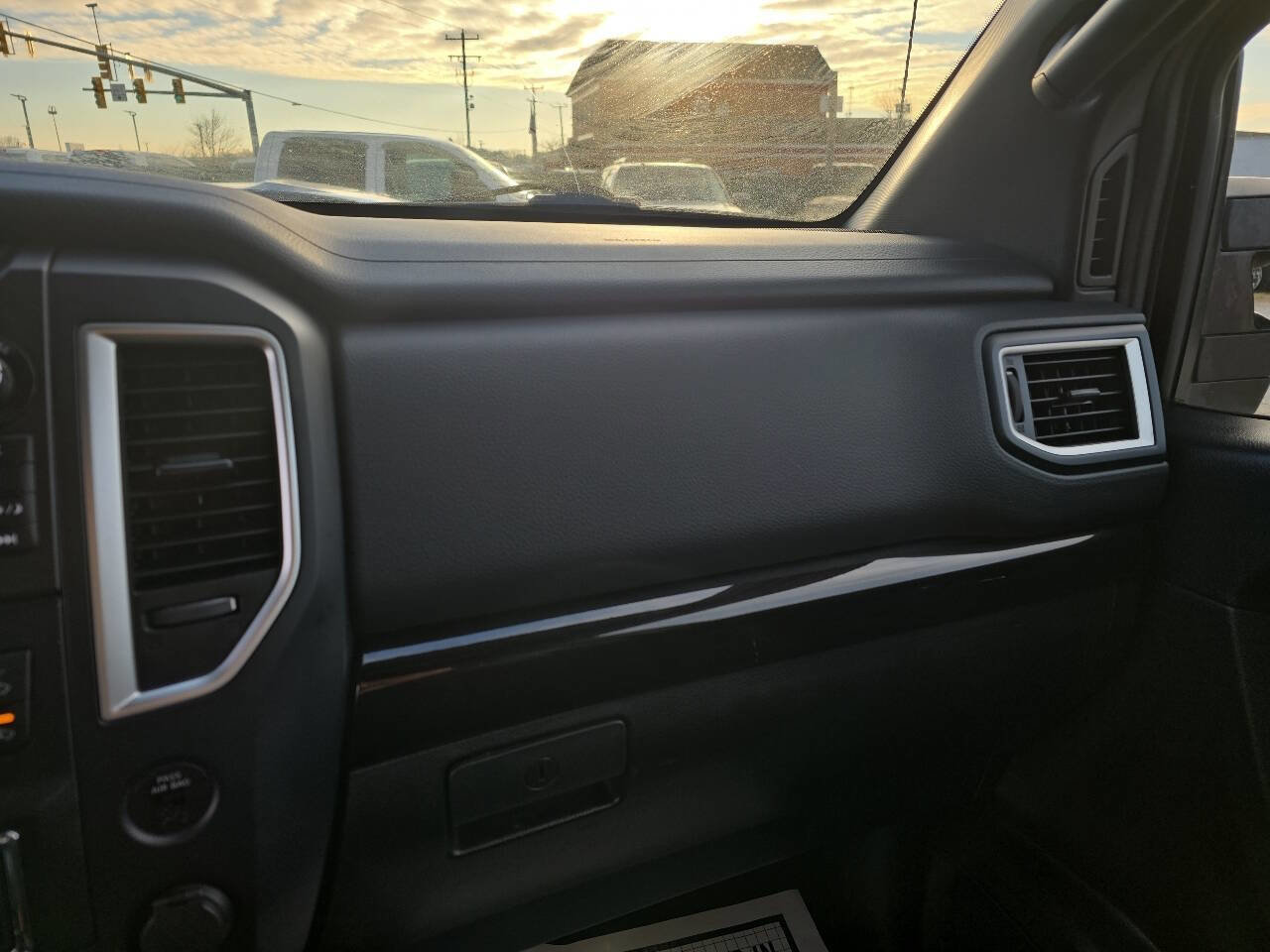 Used 2018 Nissan Titan XD image 37