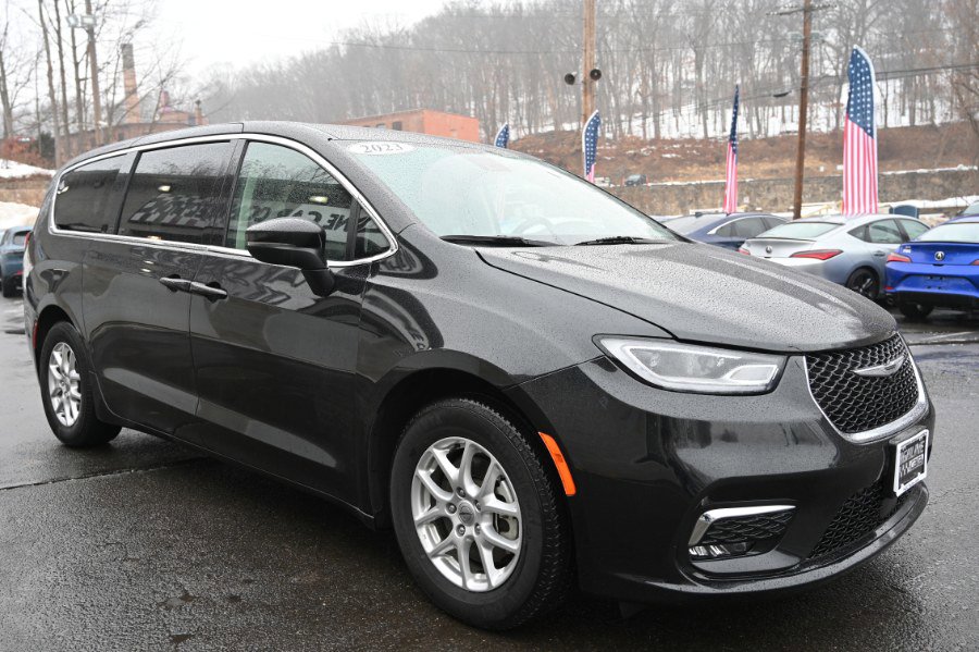 Used 2023 Chrysler Pacifica Touring-L FWD image 7