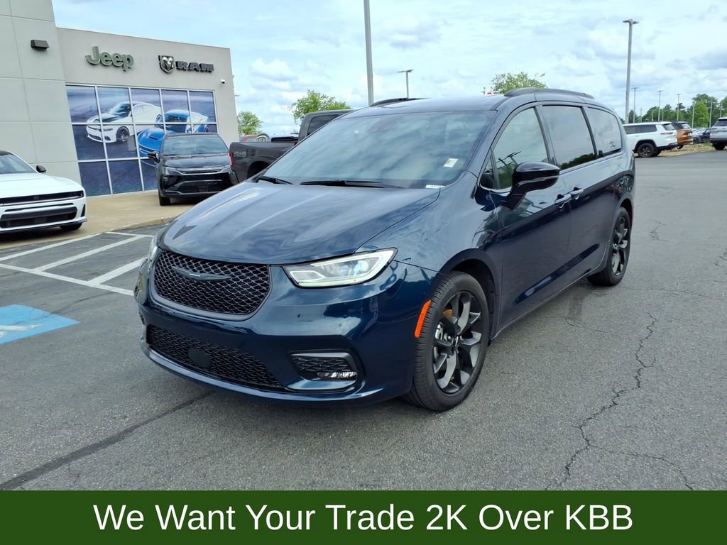 Used 2024 Chrysler Pacifica Limited w/ S Appearance Package FWD image 2