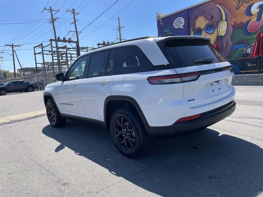 Used 2025 Jeep Grand Cherokee Altitude AWD/4WD image 3