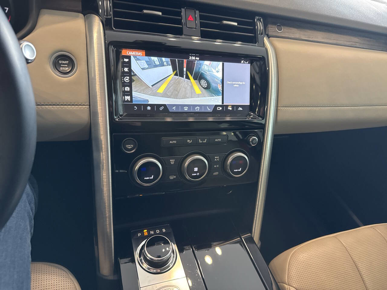 Used 2017 Land Rover Discovery HSE image 47