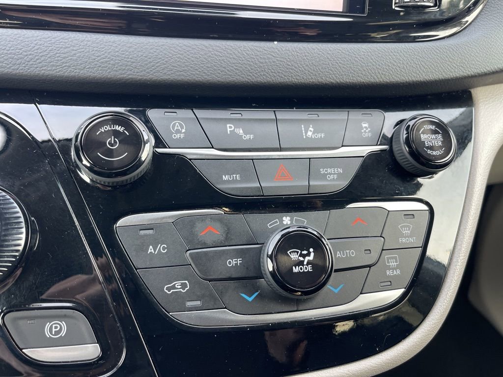 Used 2024 Chrysler Pacifica Touring-L image 16