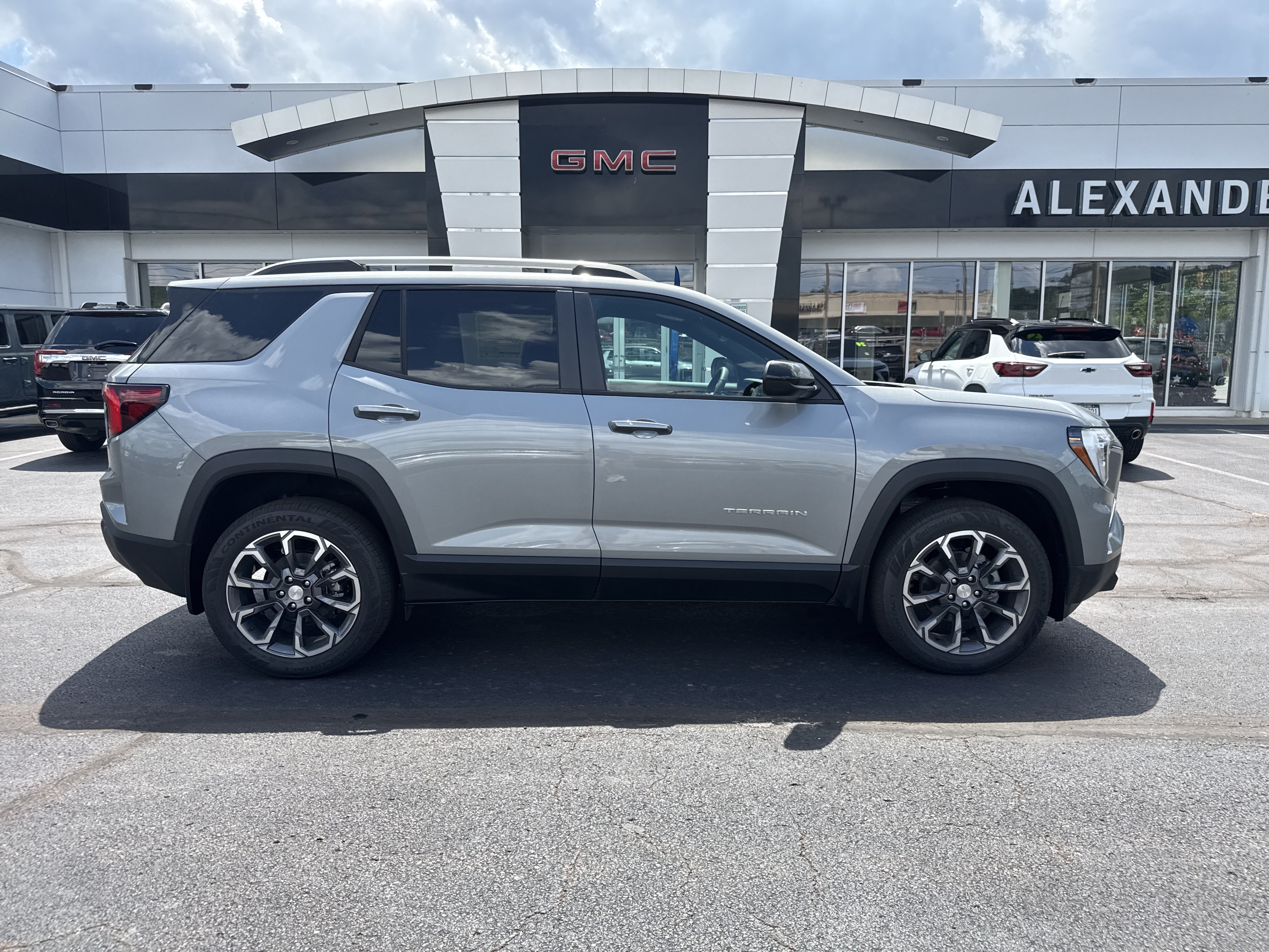 New 2027 GMC Terrain Elevation w/ Elevation Premium Package AWD/4WD image 2