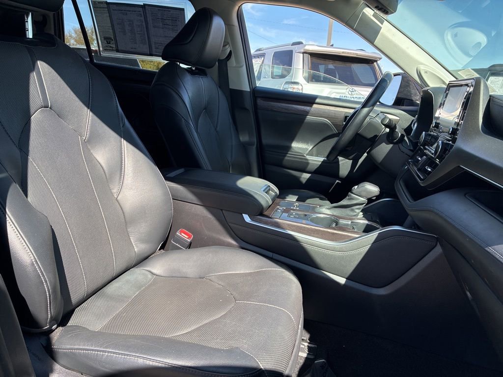Used 2021 Toyota Highlander Limited FWD image 12