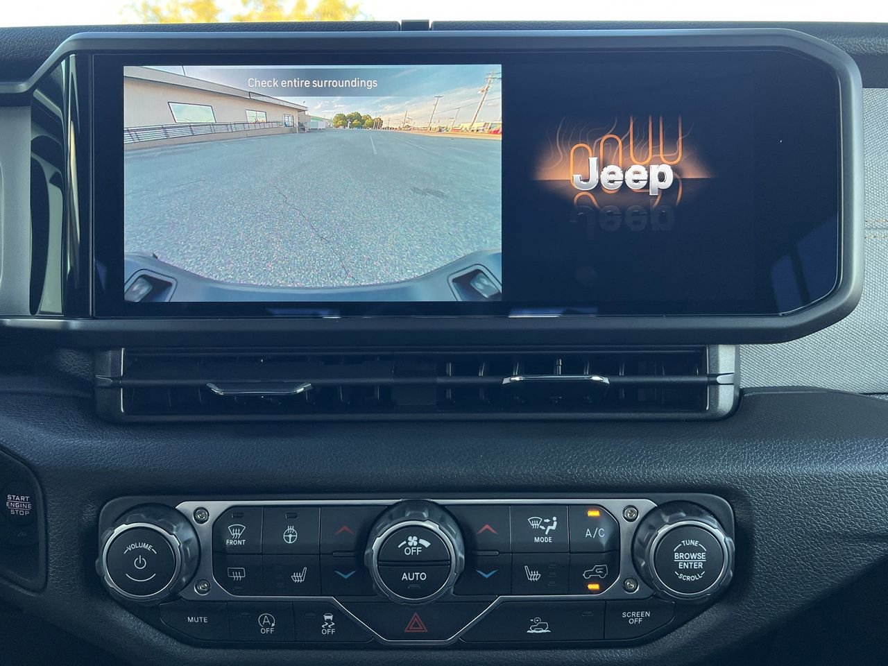 New 2025 Jeep Gladiator Sport video 3