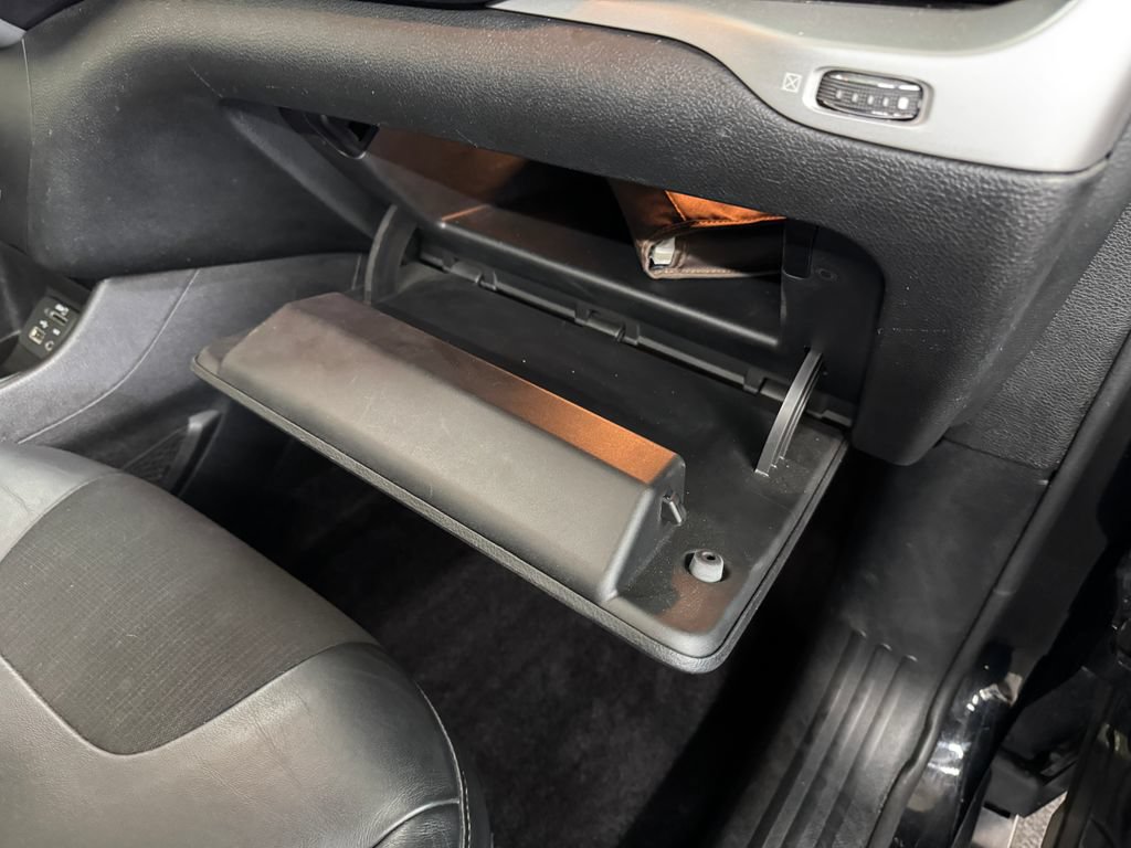 Used 2018 Jeep Cherokee Latitude Plus w/ Comfort/Convenience Group FWD image 30