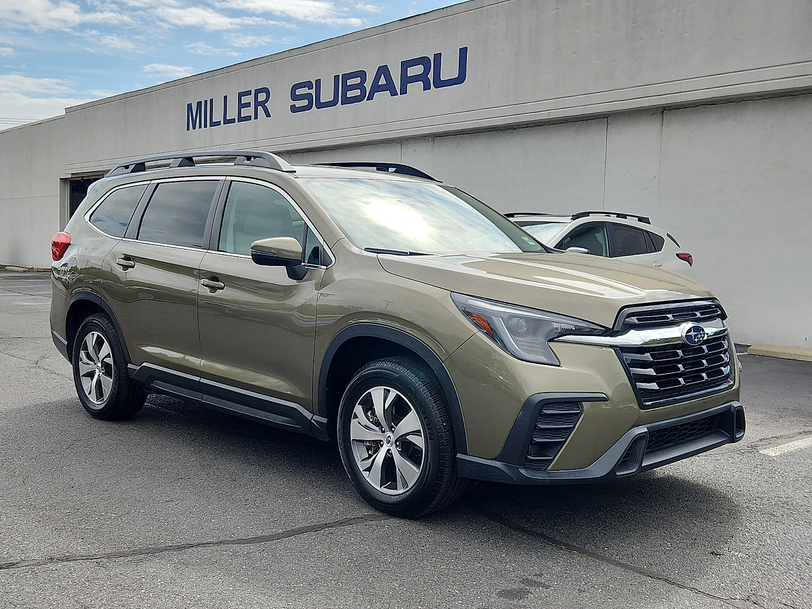 Certified 2023 Subaru Ascent Premium w/ Convenience Package AWD/4WD image 1