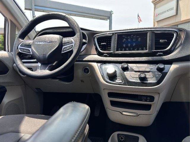 Used 2020 Chrysler Voyager L image 28