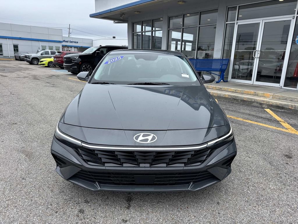 Used 2025 Hyundai Elantra SEL FWD image 2