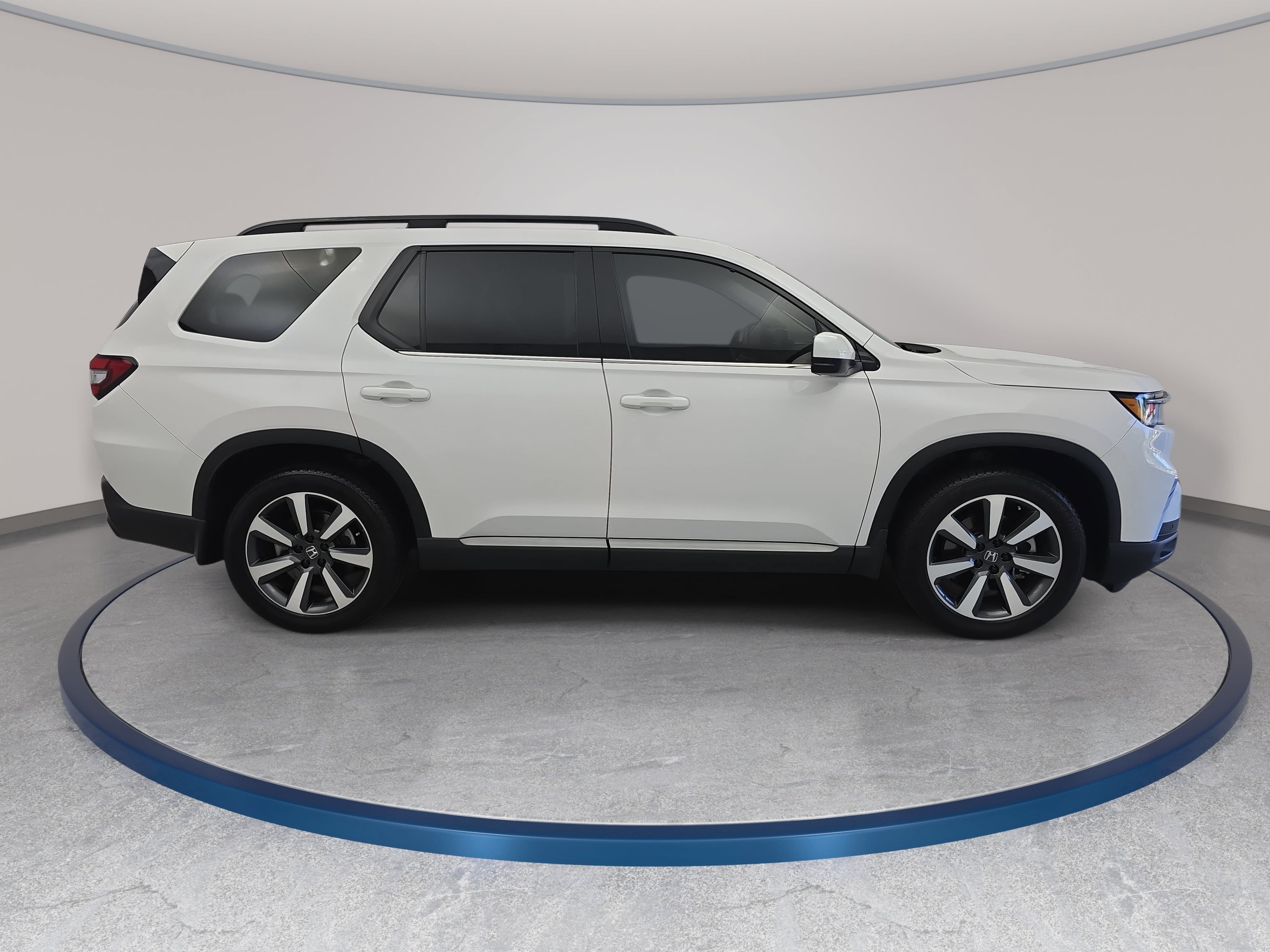 Certified 2025 Honda Pilot Touring image 4