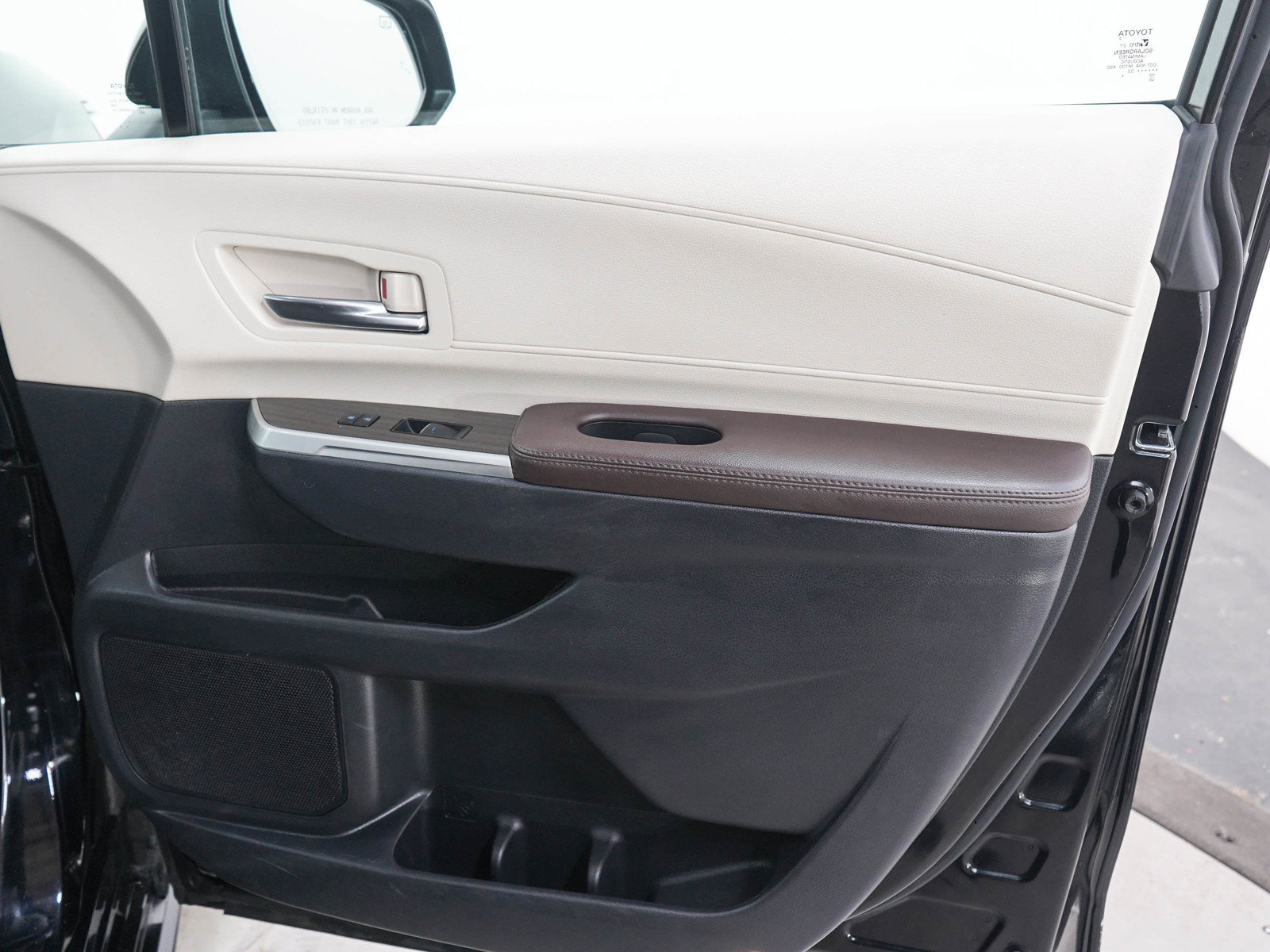 Used 2022 Toyota Sienna Platinum AWD/4WD image 12