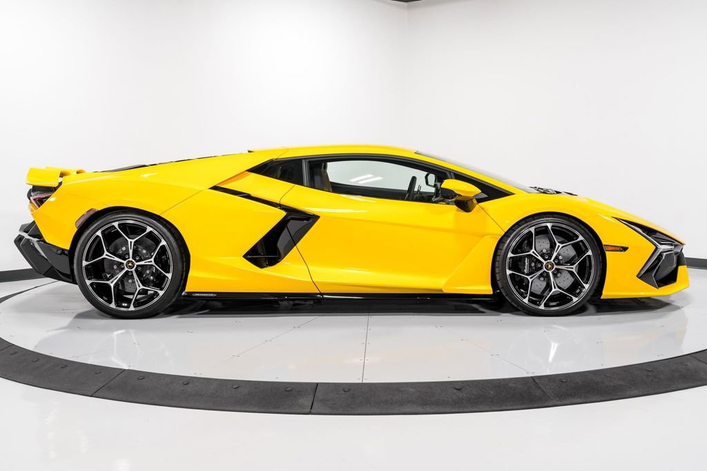 Used 2024 Lamborghini Revuelto image 2