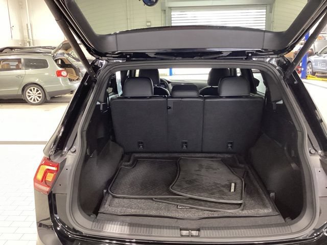 Used 2024 Volkswagen Tiguan SEL R-Line AWD/4WD image 15