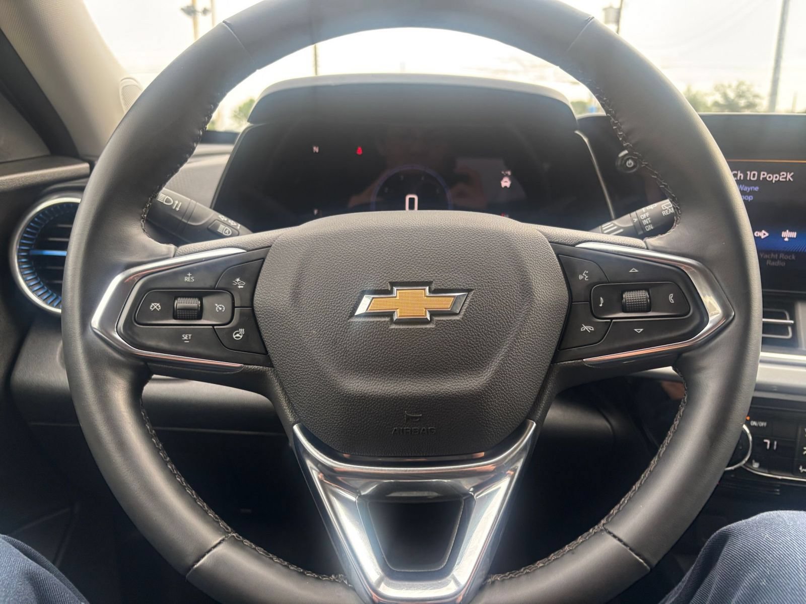Used 2025 Chevrolet Trax LT w/ LT Convenience Package FWD image 22