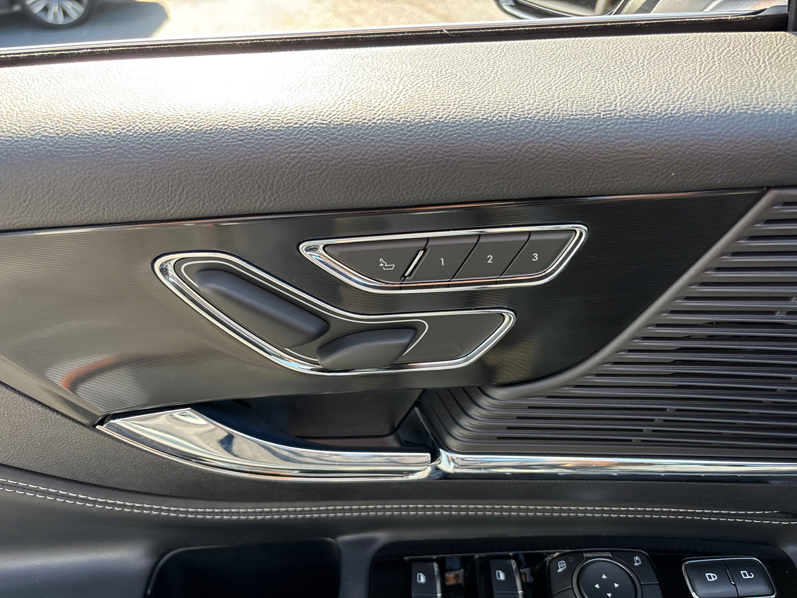 Certified 2022 Lincoln Corsair AWD w/ Premium Package image 12