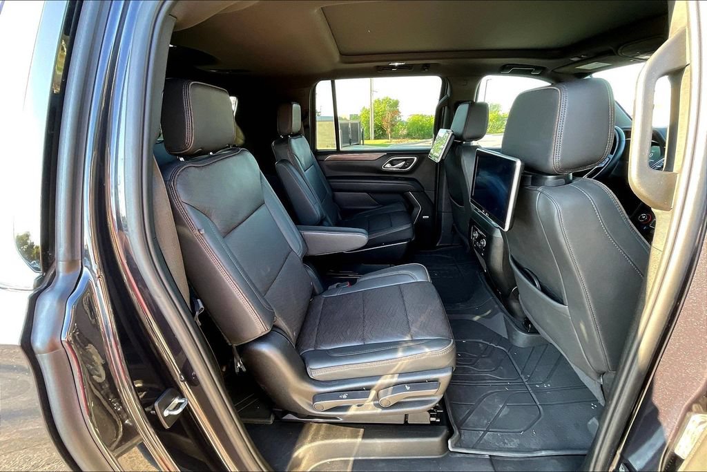 Used 2024 Chevrolet Suburban High Country RWD image 25