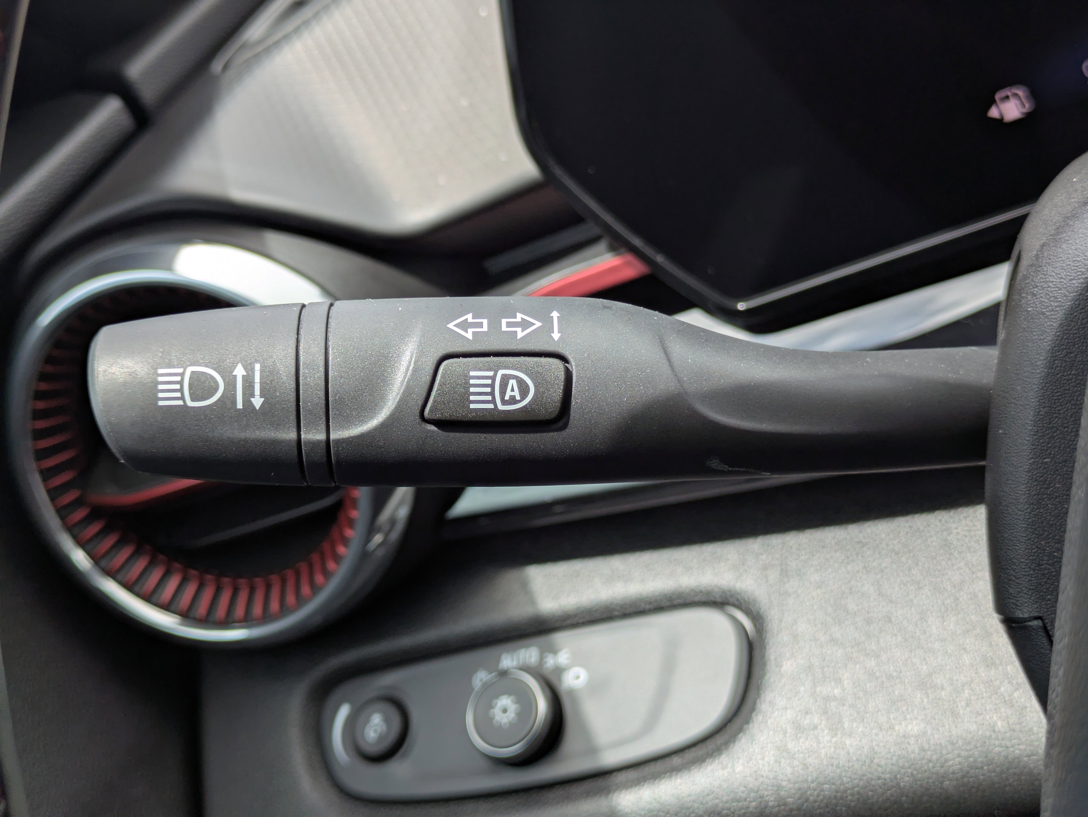 Used 2025 Chevrolet Trax RS w/ Sunroof Package FWD image 18