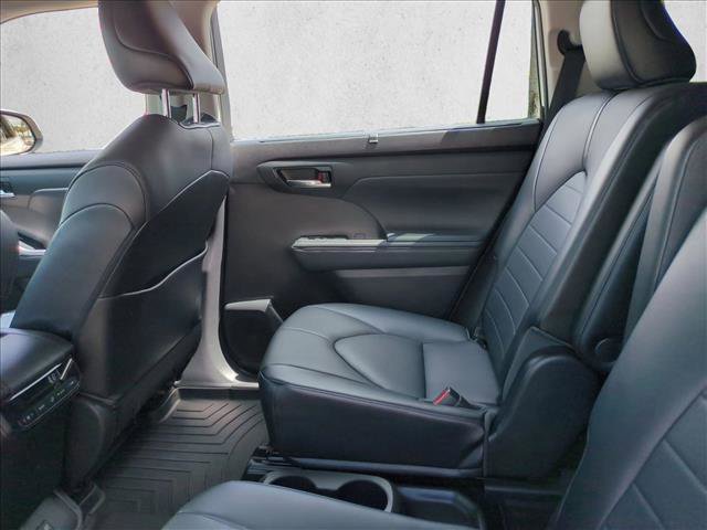 Used 2021 Toyota Highlander XLE FWD image 18