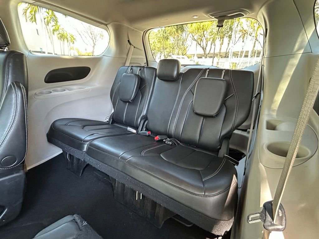 Used 2023 Chrysler Pacifica Touring-L image 46