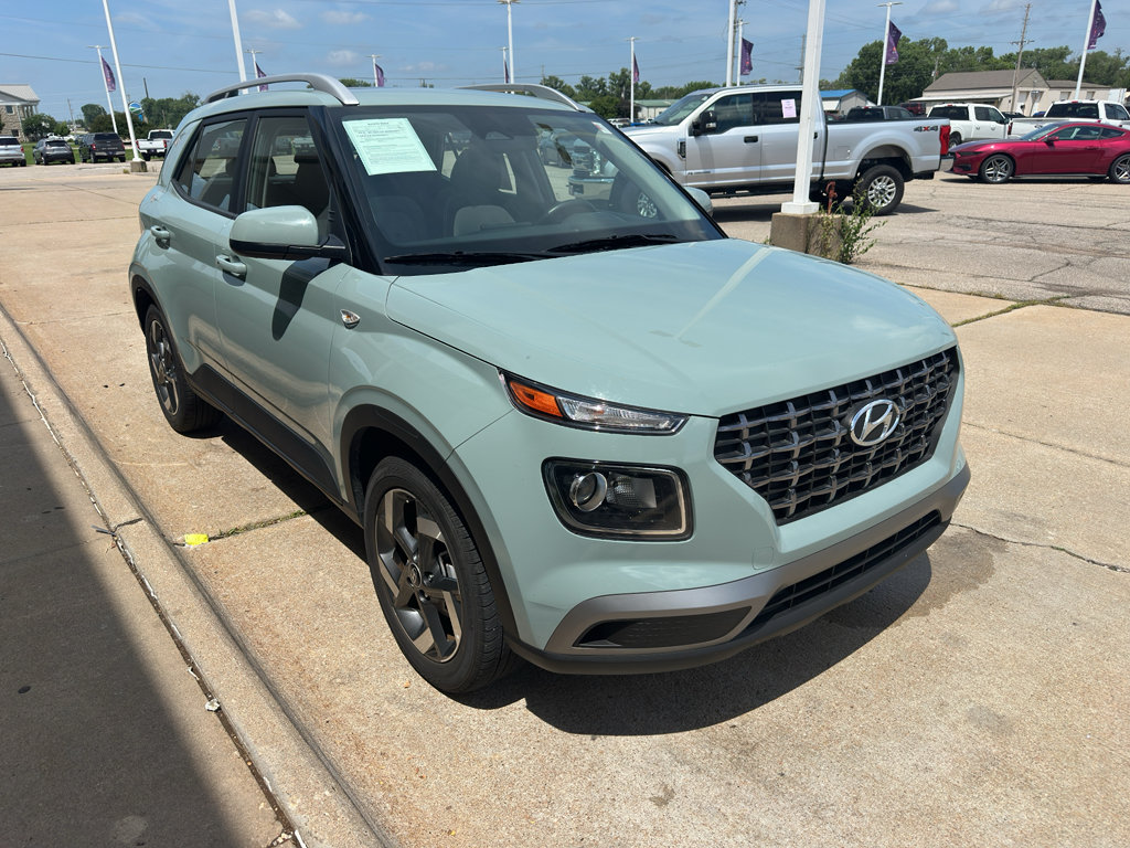 Used 2025 Hyundai Venue SEL FWD image 2