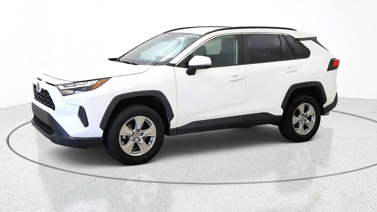 Used 2024 Toyota RAV4 XLE FWD image 4