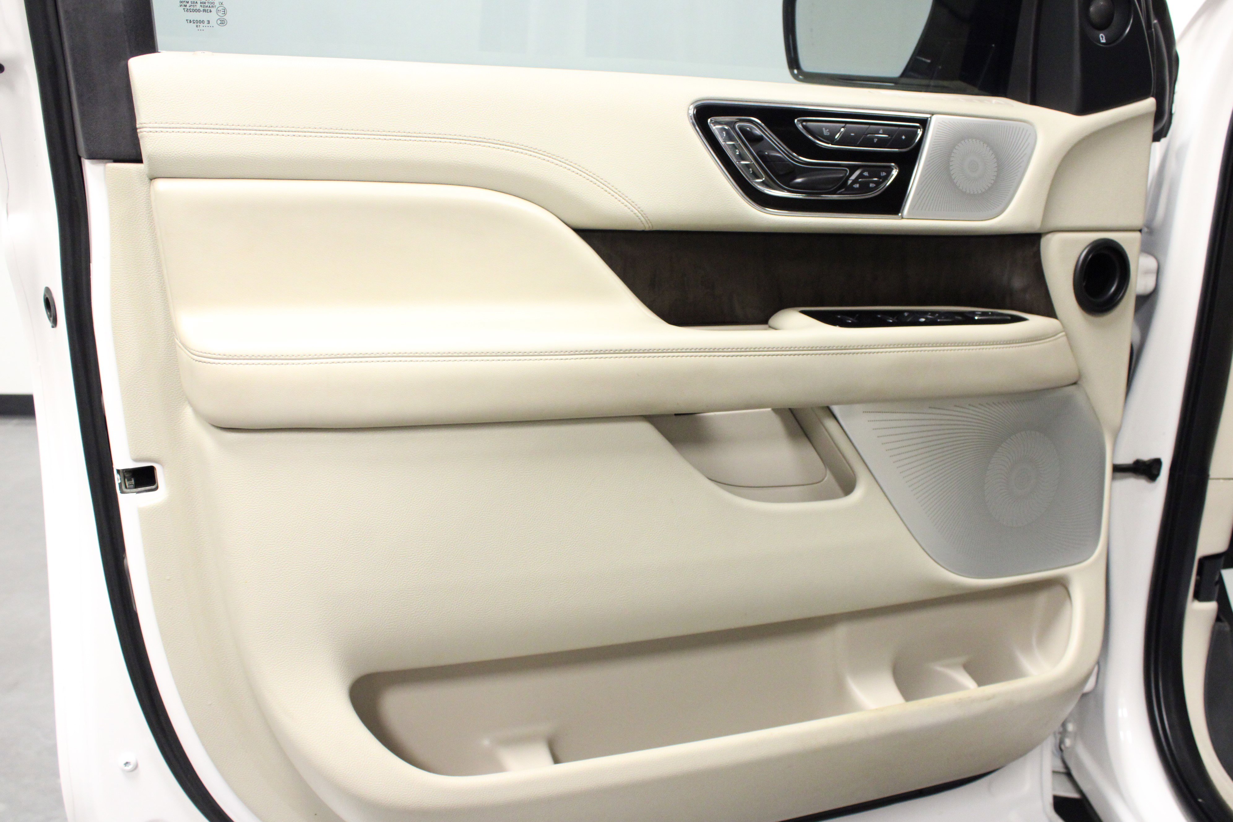 Used 2019 Lincoln Navigator Reserve image 11