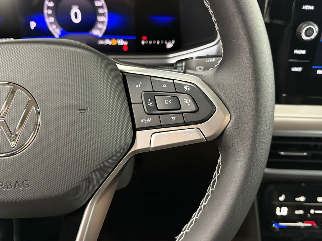 Used 2025 Volkswagen Taos SE image 13