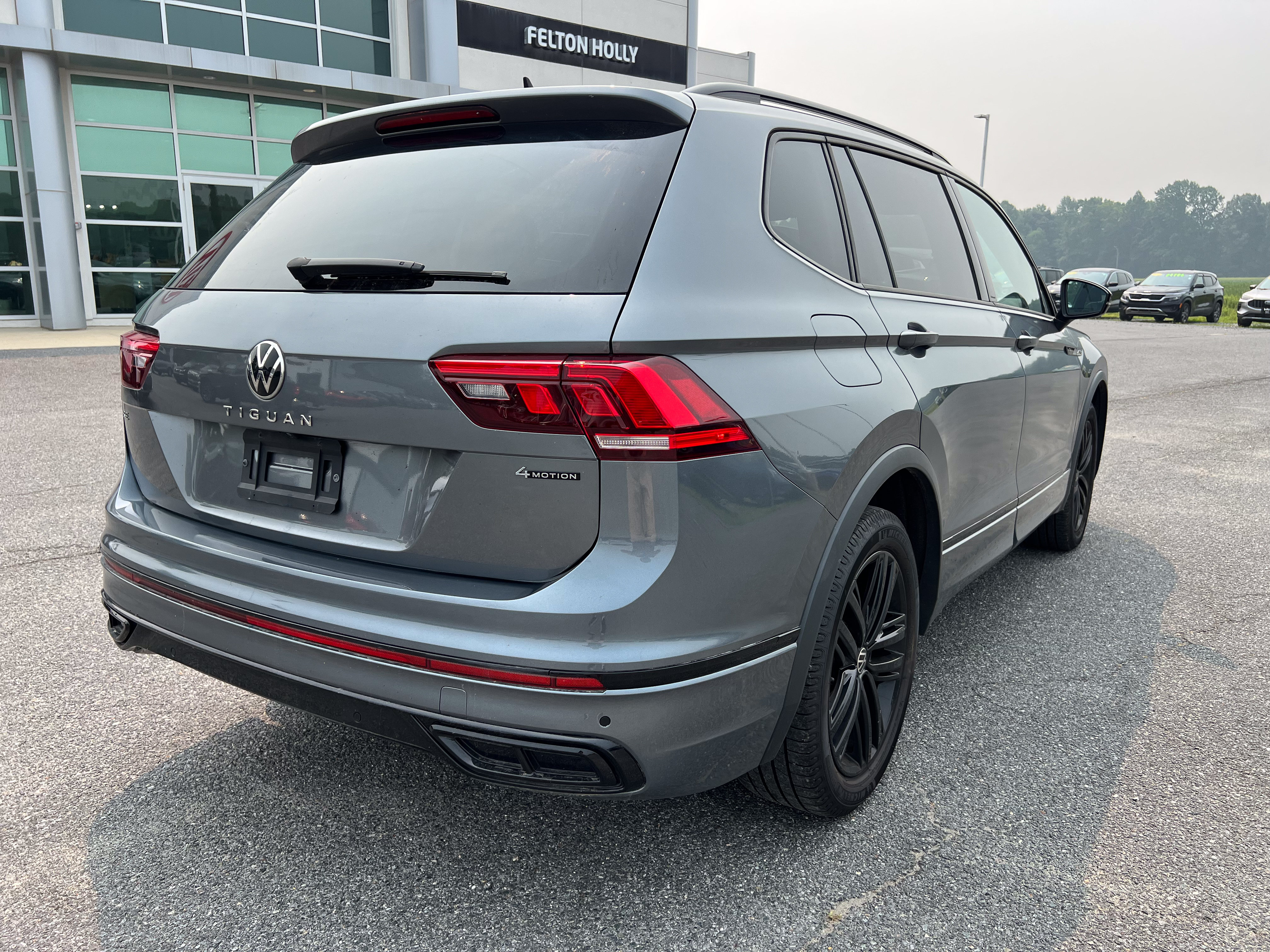 Used 2022 Volkswagen Tiguan SE R-Line AWD/4WD image 6
