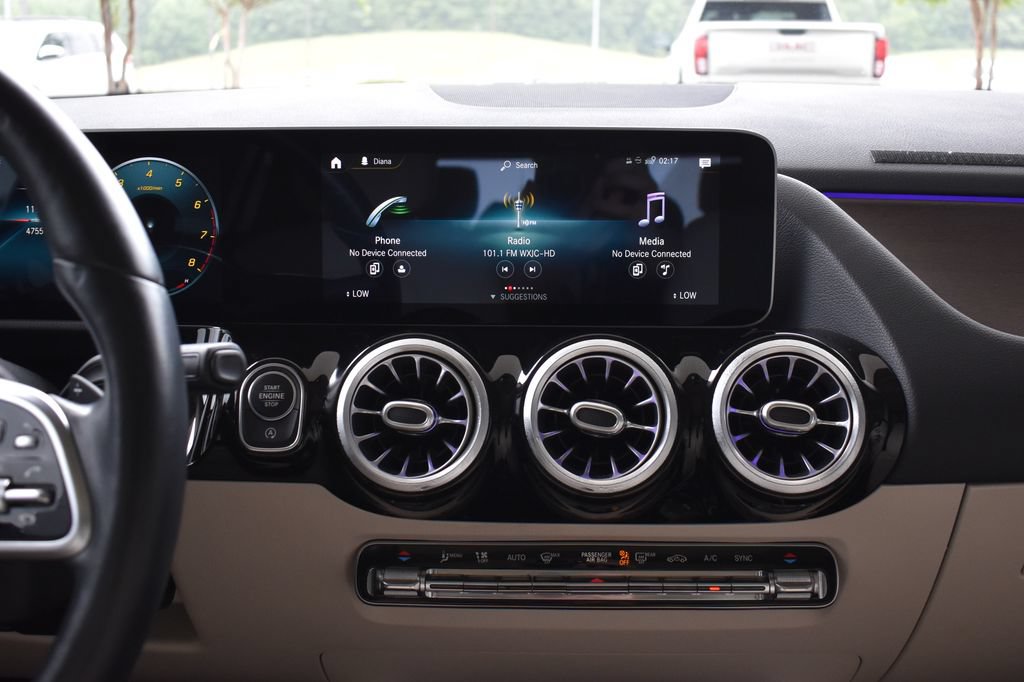 Used 2021 Mercedes-Benz GLA 250 4MATIC w/ Premium Package image 18
