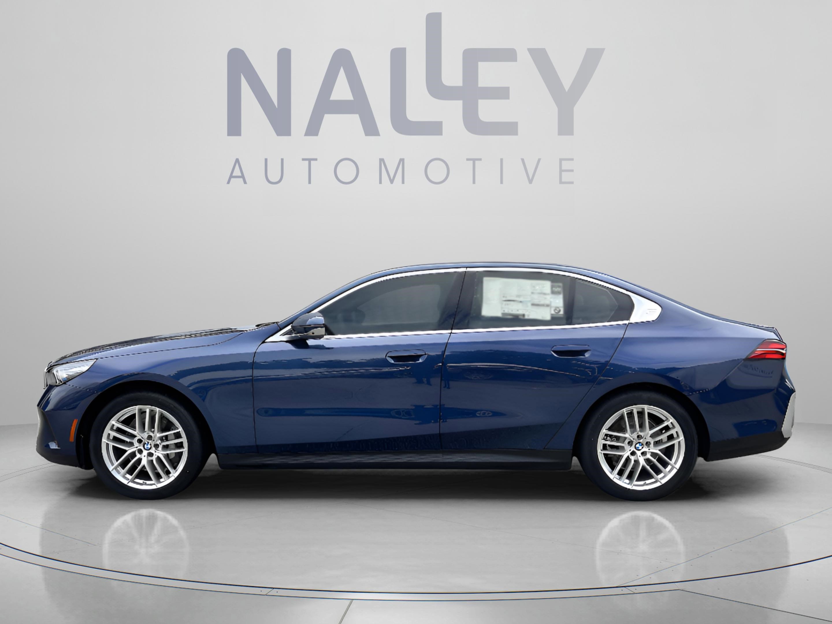 Used 2025 BMW 530i xDrive w/ Premium Package AWD/4WD image 3
