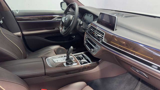 Used 2019 BMW 750i w/ Autobahn Package RWD image 13
