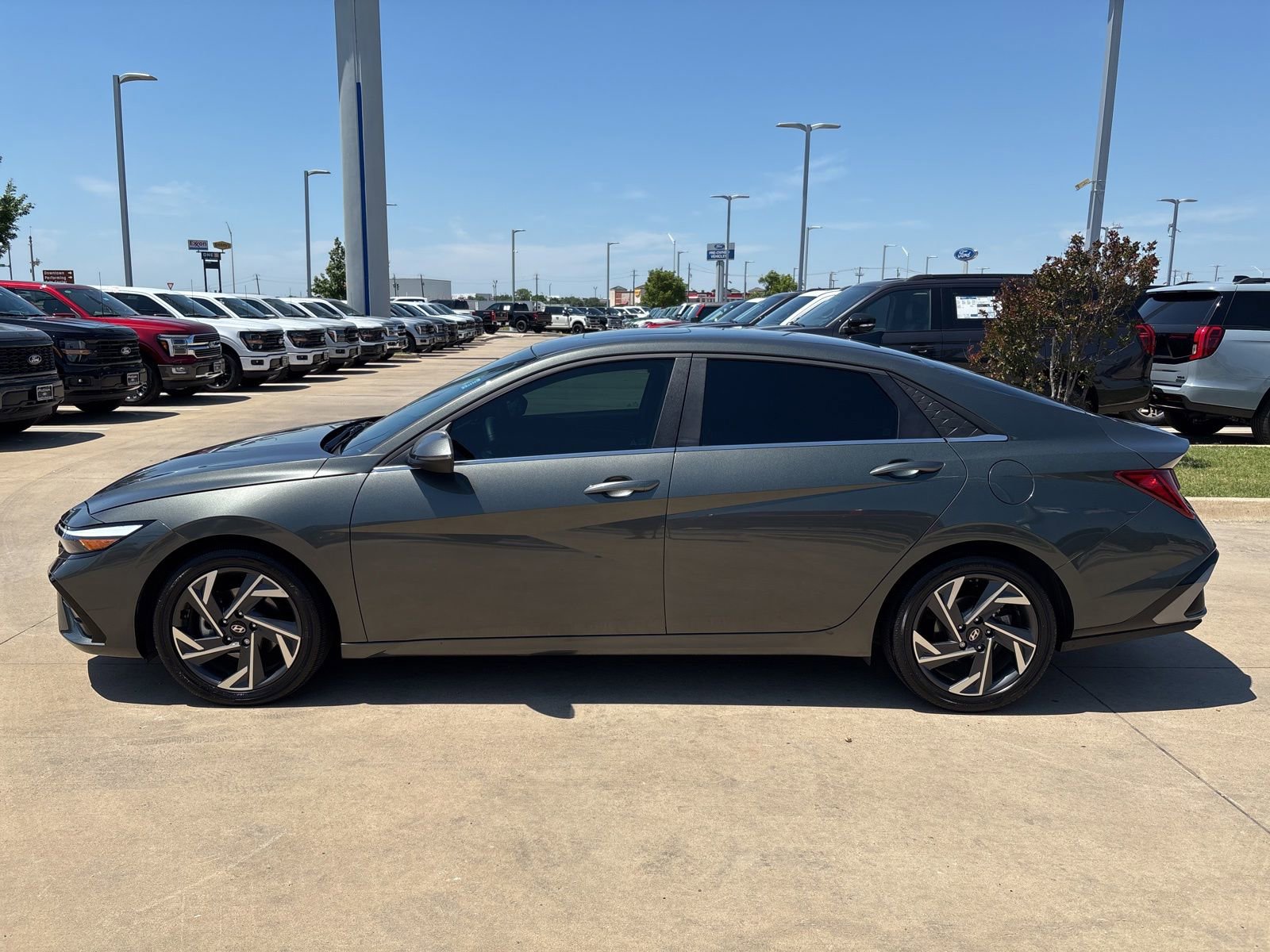 Used 2024 Hyundai Elantra Limited FWD image 2