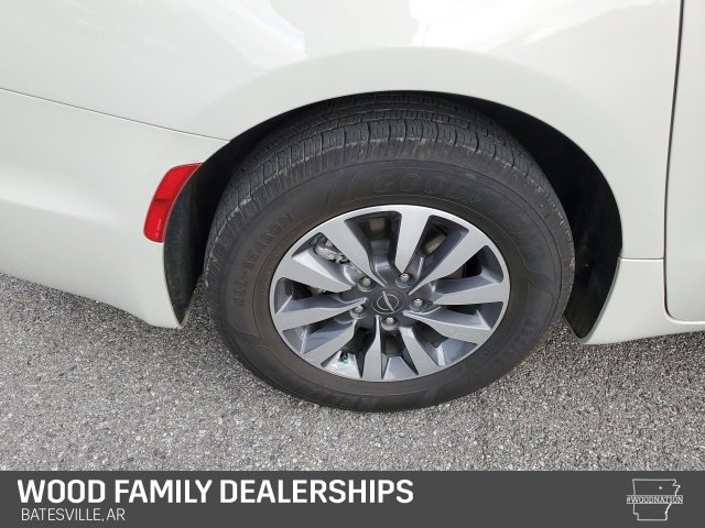 Used 2021 Chrysler Pacifica Limited w/ Uconnect Theater Family Group image 25