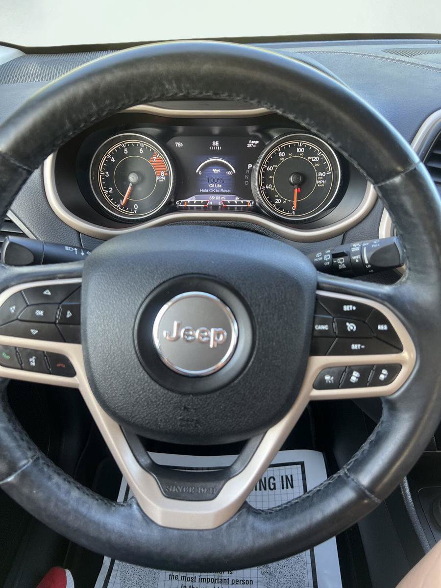 Used 2017 Jeep Cherokee Limited w/ Luxury Group AWD/4WD image 4