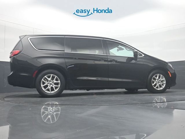Used 2023 Chrysler Pacifica Touring-L FWD image 34