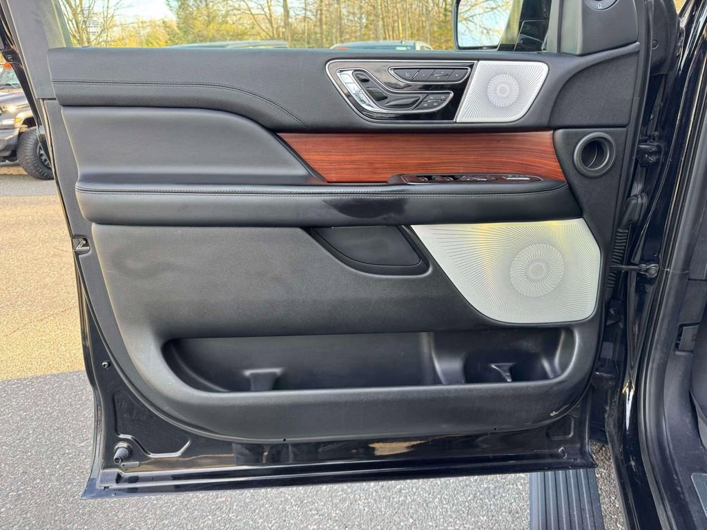 Used 2020 Lincoln Navigator Reserve w/ Equipment Group 208A Reserve AWD/4WD image 17