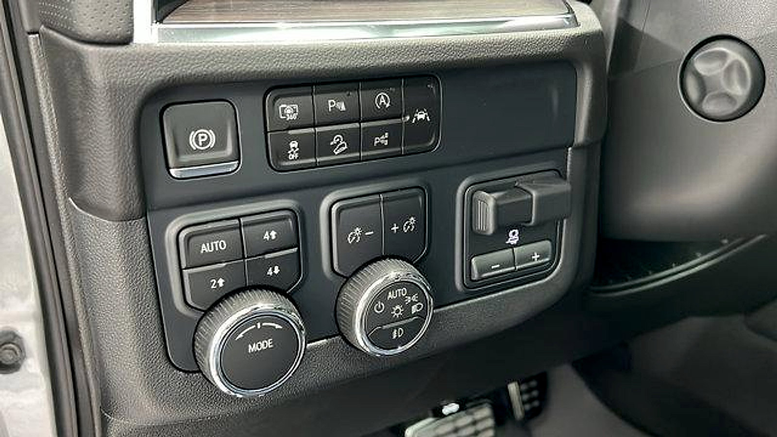 New 2025 Chevrolet Suburban Premier w/ Sun And Tow Package image 28