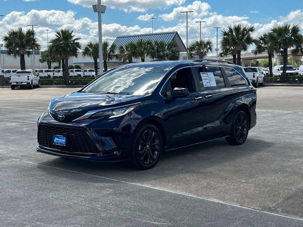 Used 2022 Toyota Sienna XSE image 2