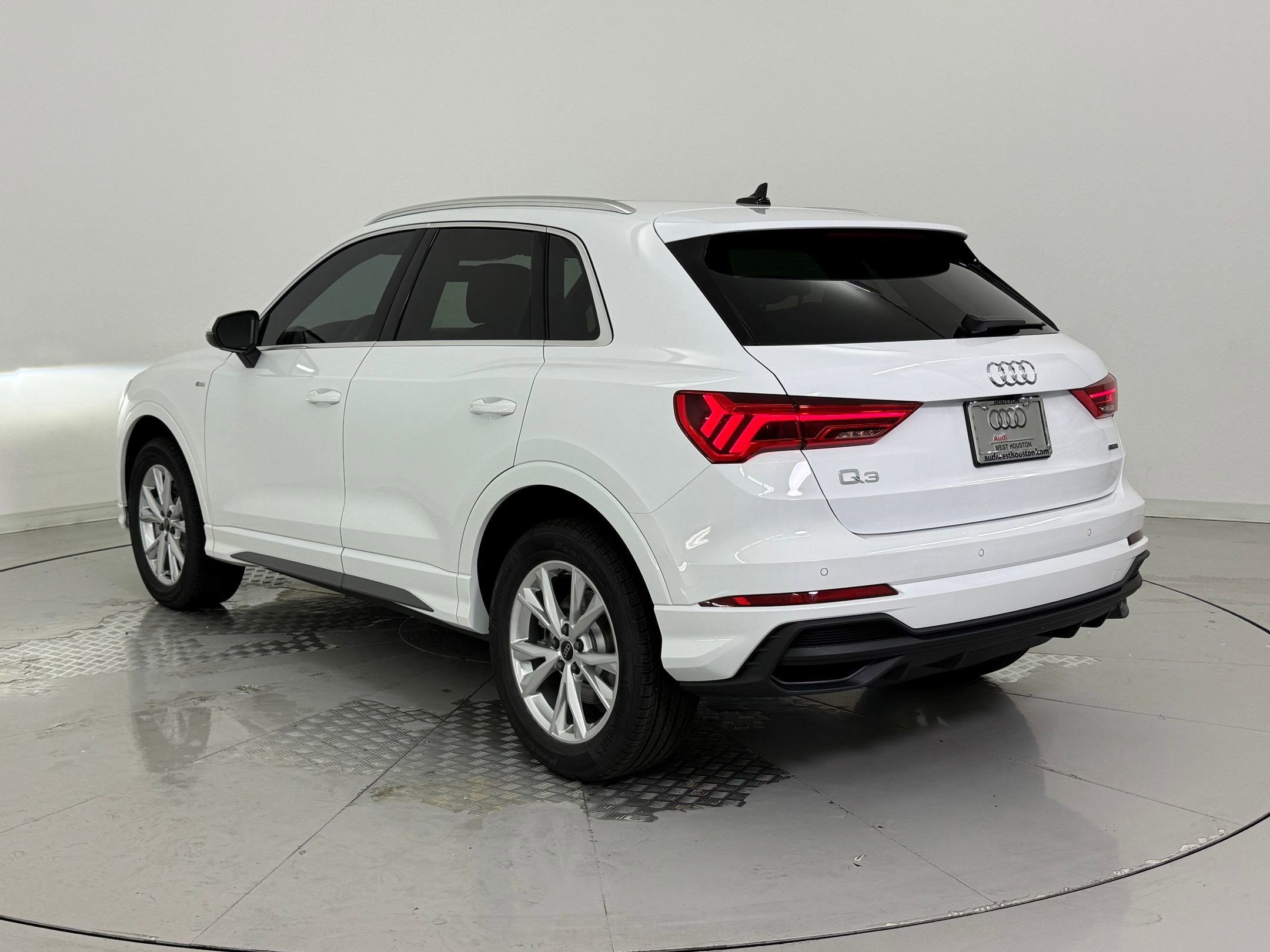 Used 2025 Audi Q3 2.0T Premium w/ Convenience Package AWD/4WD image 3