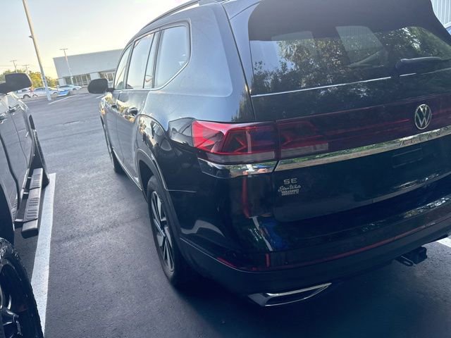 Used 2024 Volkswagen Atlas SE w/ Panoramic Sunroof Package FWD image 9